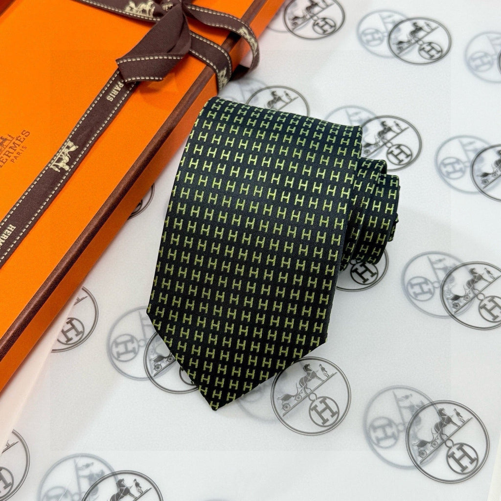 Hermes Style Men's Solid and Micro Pattern Silk Tie